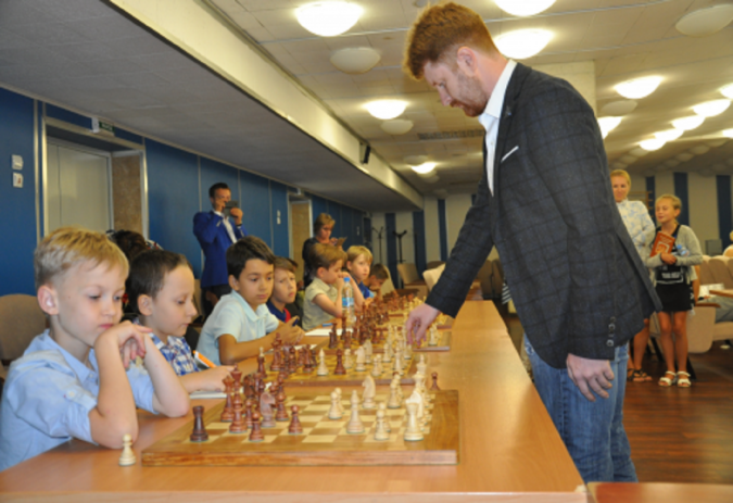 Владимир Поткин сыграл с юными шахматистами в «Останкино»
