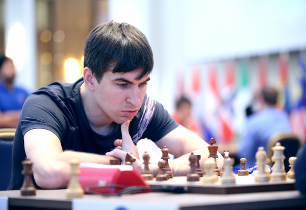 Играть в боевые шахматы и сохранять определенный з…