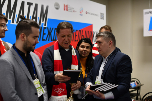 Болельщики «Зенита» и «Спартака» провели товарищес…